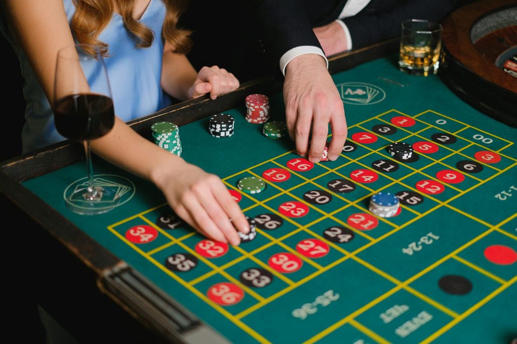 Bàn baccarat với chip cược đặt ở cửa Player và Banker