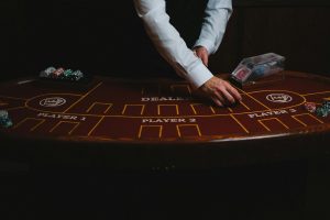 Cận cảnh bàn live casino với dealer và chip, thể hiện tính minh bạch của trò chơi trực tiếp