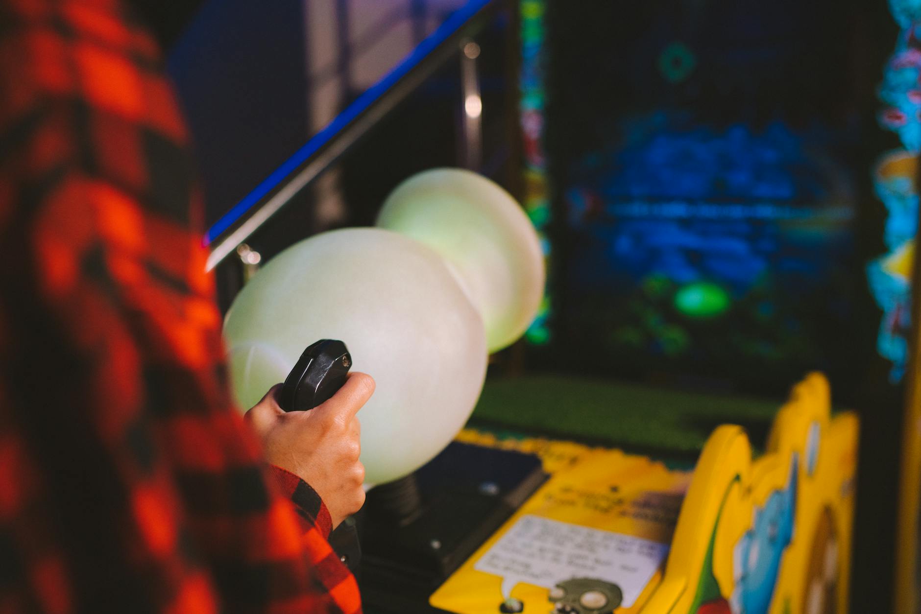 Người chơi quan sát và ngắm cá lớn trên màn hình bắn cá