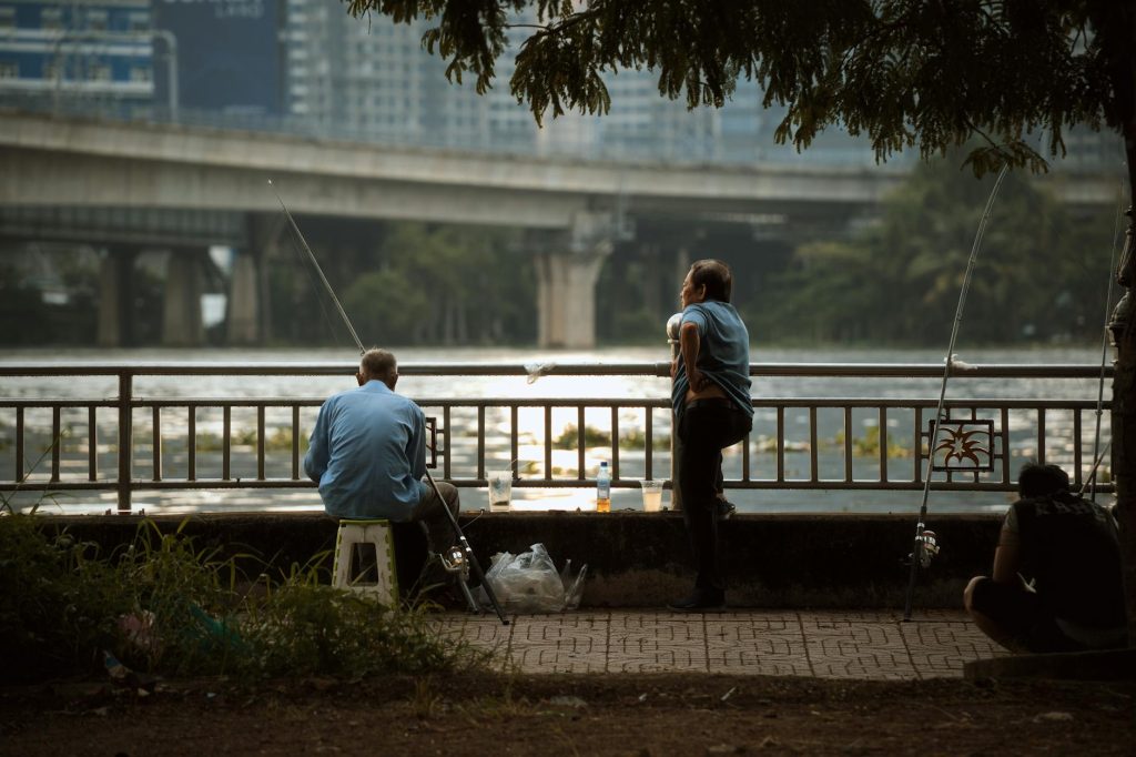 Người câu cá thư giãn bên hồ vào buổi sáng sớm