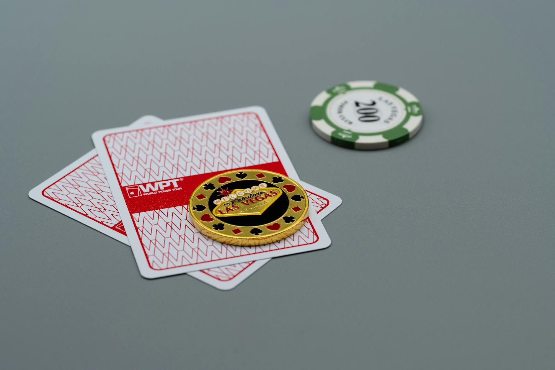Cận cảnh bài poker và chip trên bàn xanh minh họa cho chiến thuật preflop