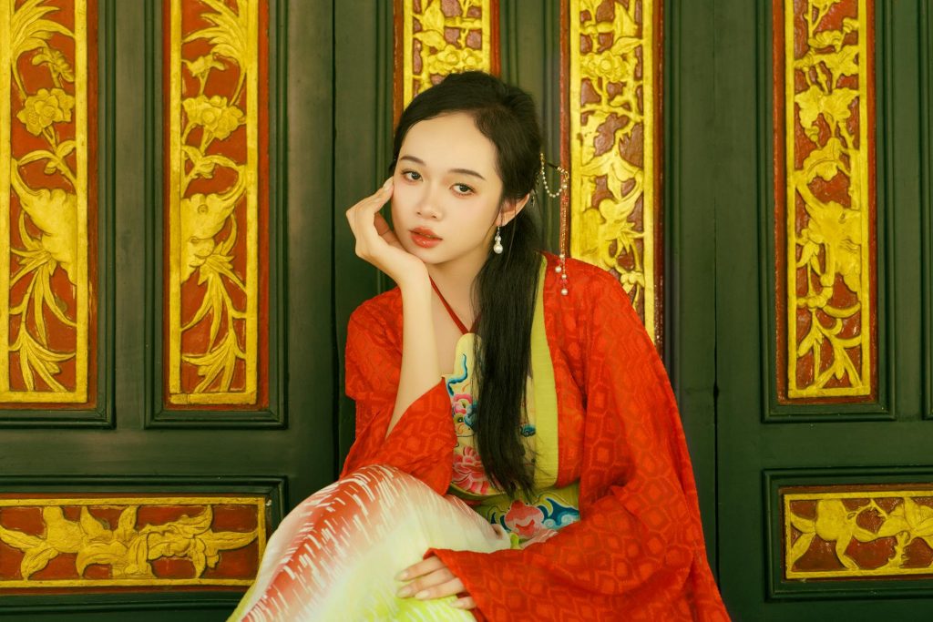 Người dùng theo dõi nội dung cập nhật liên tục trên điện thoại với giao diện rõ ràng