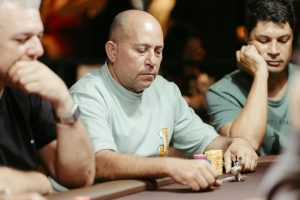 Cảnh chia 3 lá bài trong một ván bài cào online