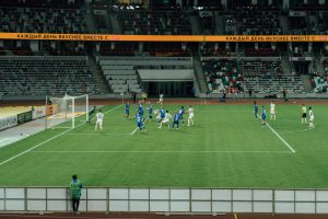 Cầu thủ thi đấu trên sân trong hiệp một của trận bóng đá