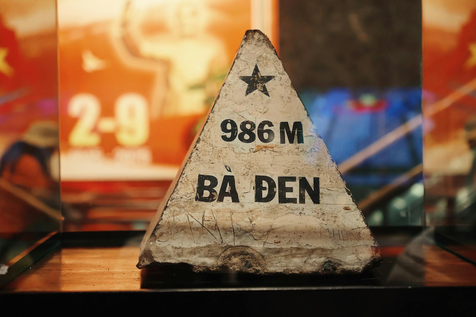 Trọng tài ghi chép số thẻ phạt trong trận bóng đá