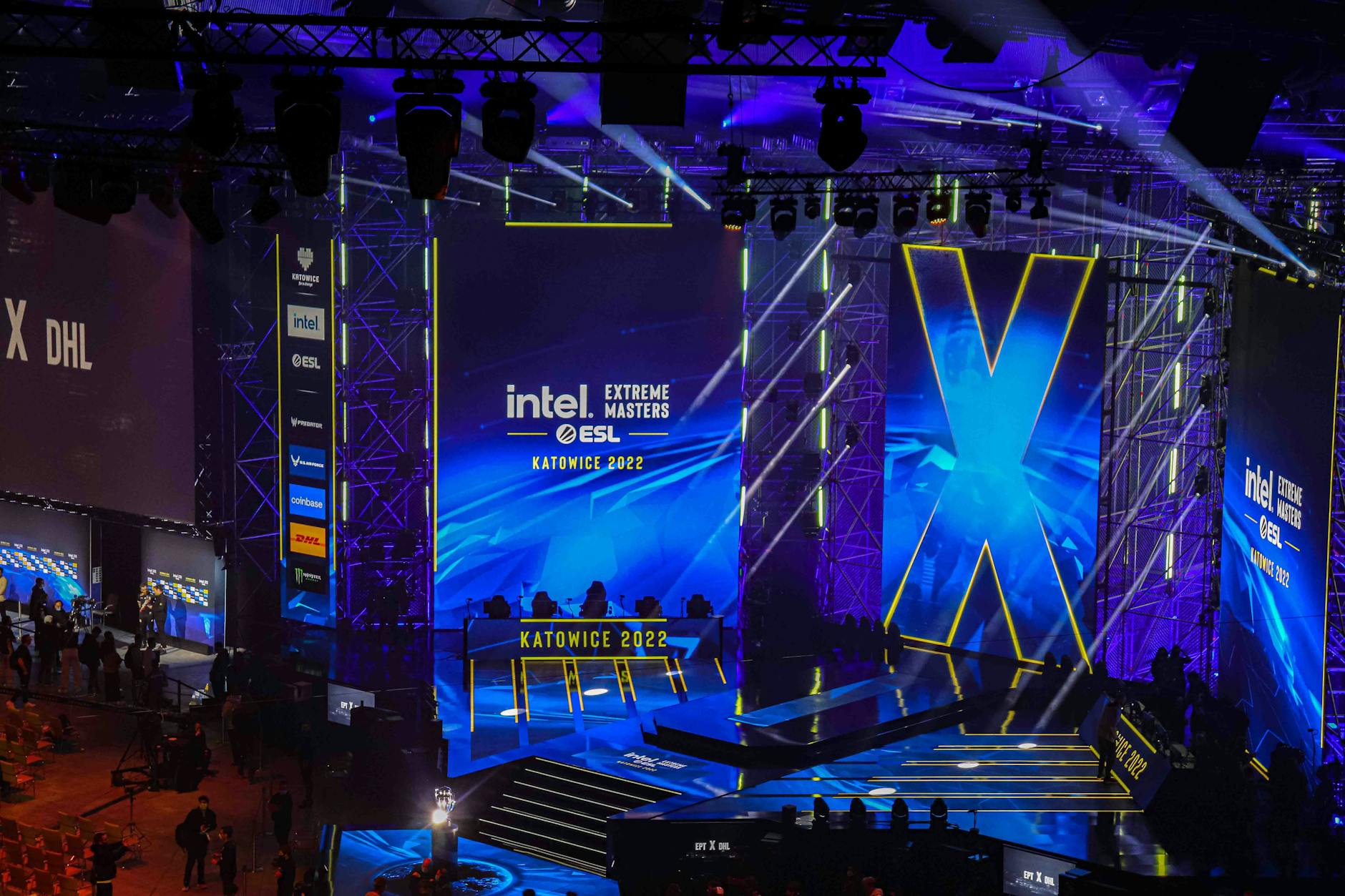 Trận đấu e-sport chuyên nghiệp với không khí thi đấu căng thẳng