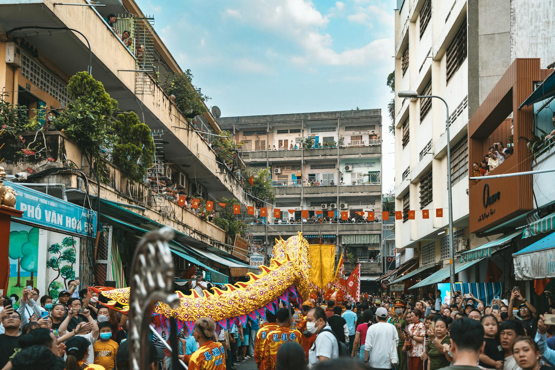 Sân đấu đá gà truyền thống với trọng tài đứng quan sát