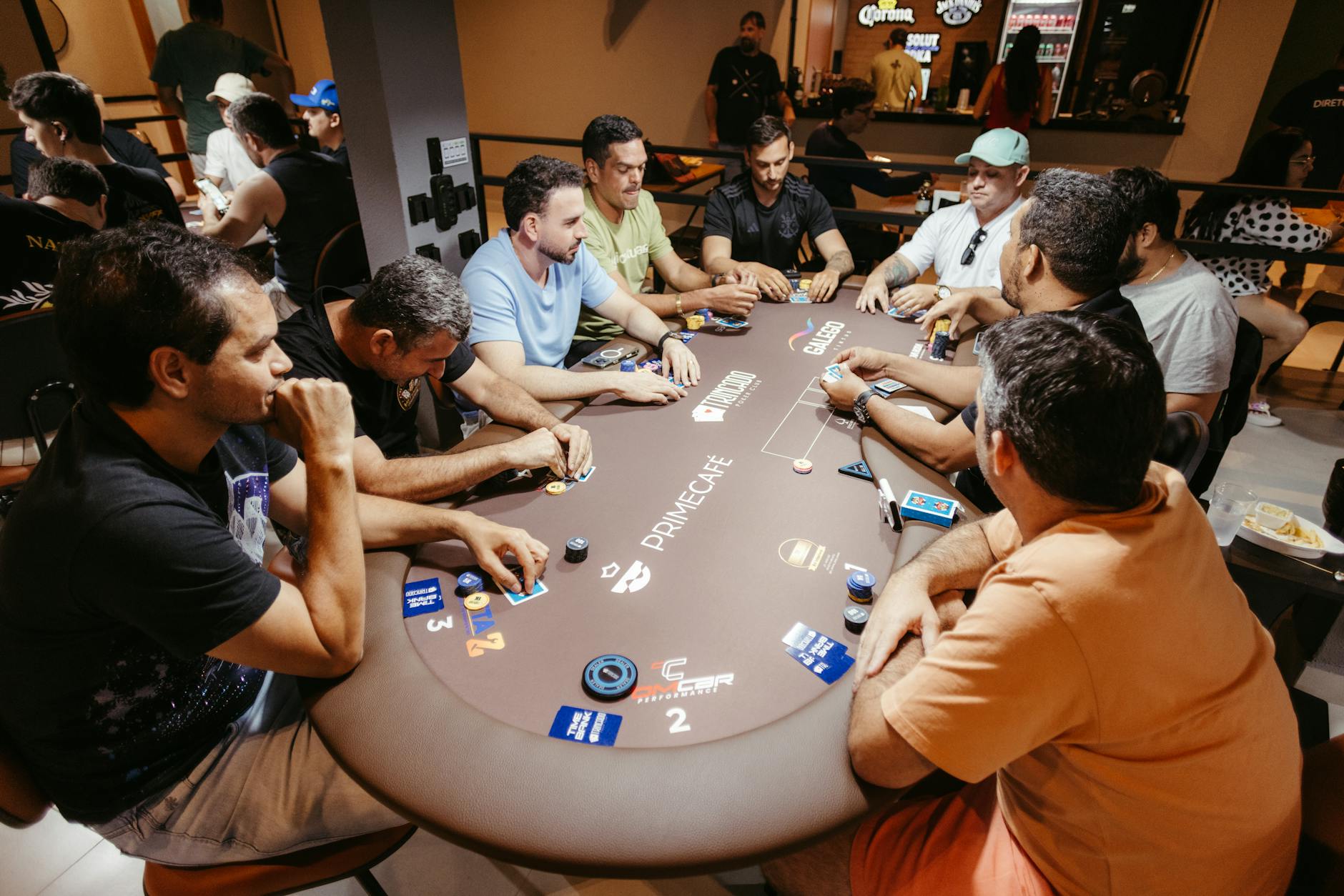 Bàn Texas Hold’em với vị trí dealer và các lá bài chung