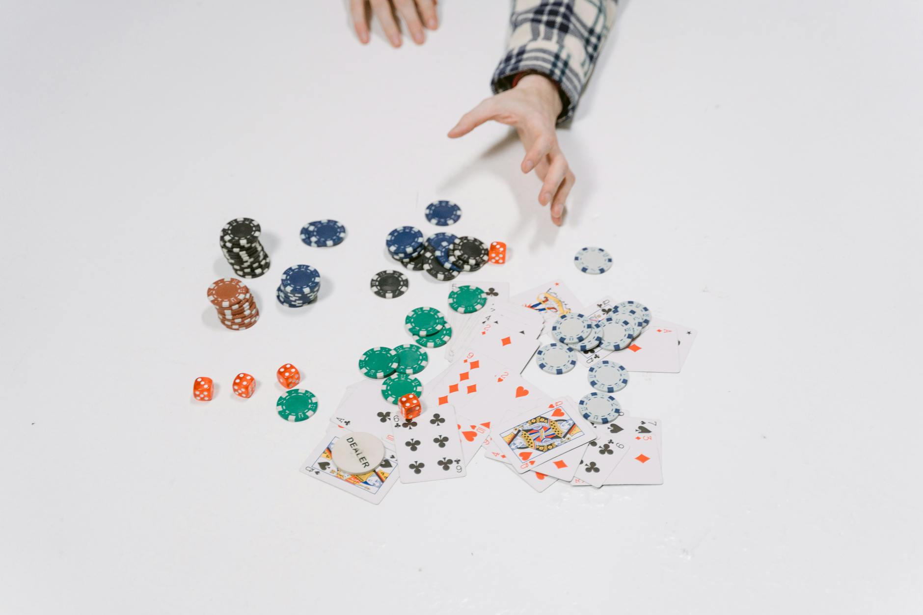 Người chơi quan sát bàn bài cào online trước khi đặt cược