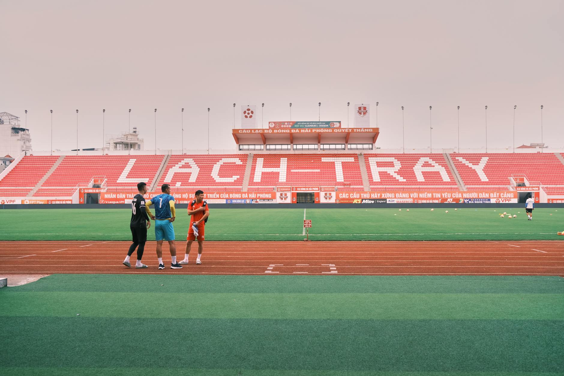 Bóng đá và bảng chiến thuật trước trận đấu