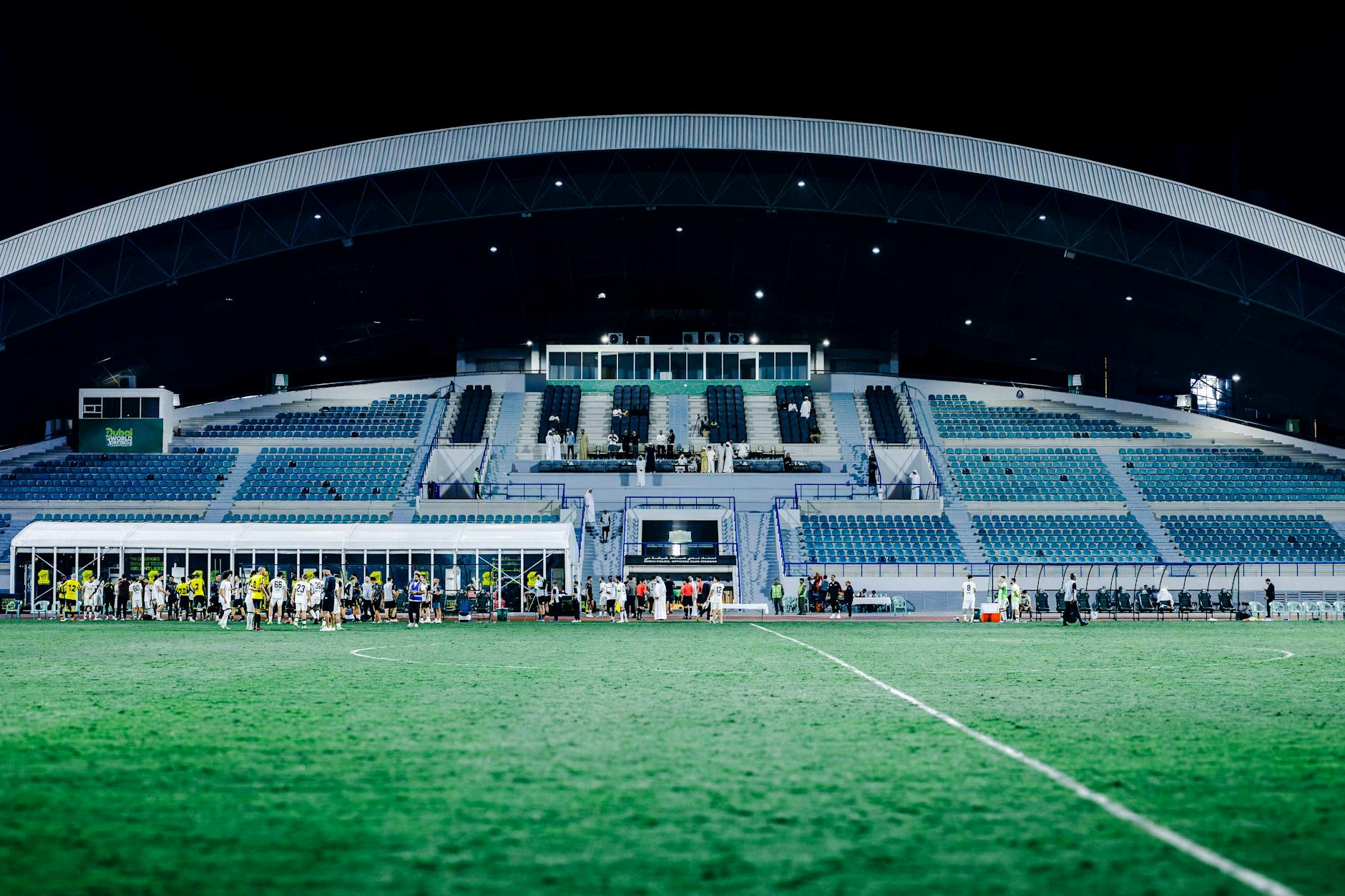 Pha tranh chấp trong một trận đấu A-League trên sân vận động tại Úc