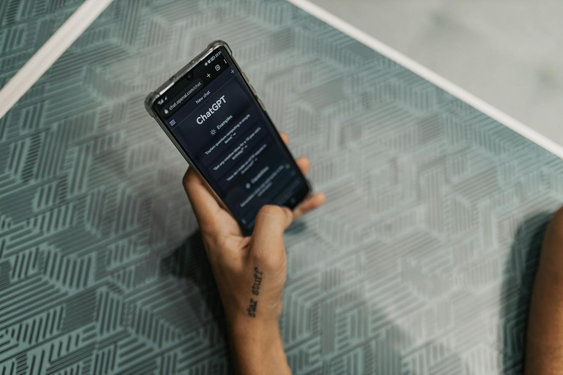 Người chơi thao tác đặt cược tài xỉu trên giao diện di động