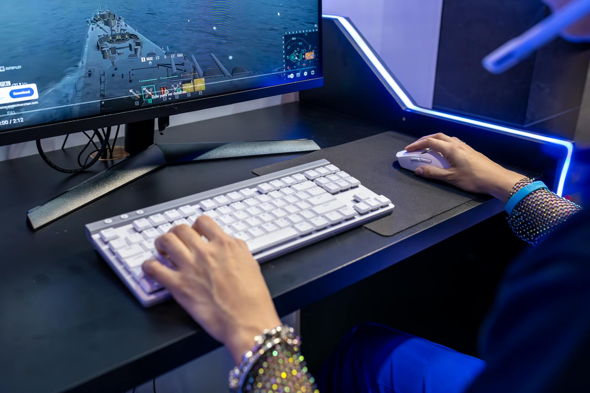 Cận cảnh tuyển thủ sử dụng bàn phím và chuột trong trận eSports