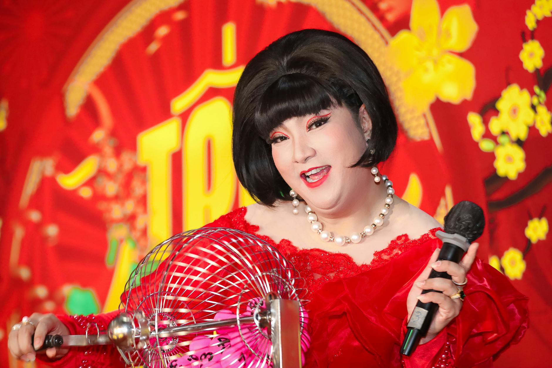 Giao diện game nổ hũ chủ đề Thần Tài trên điện thoại với hiệu ứng vàng