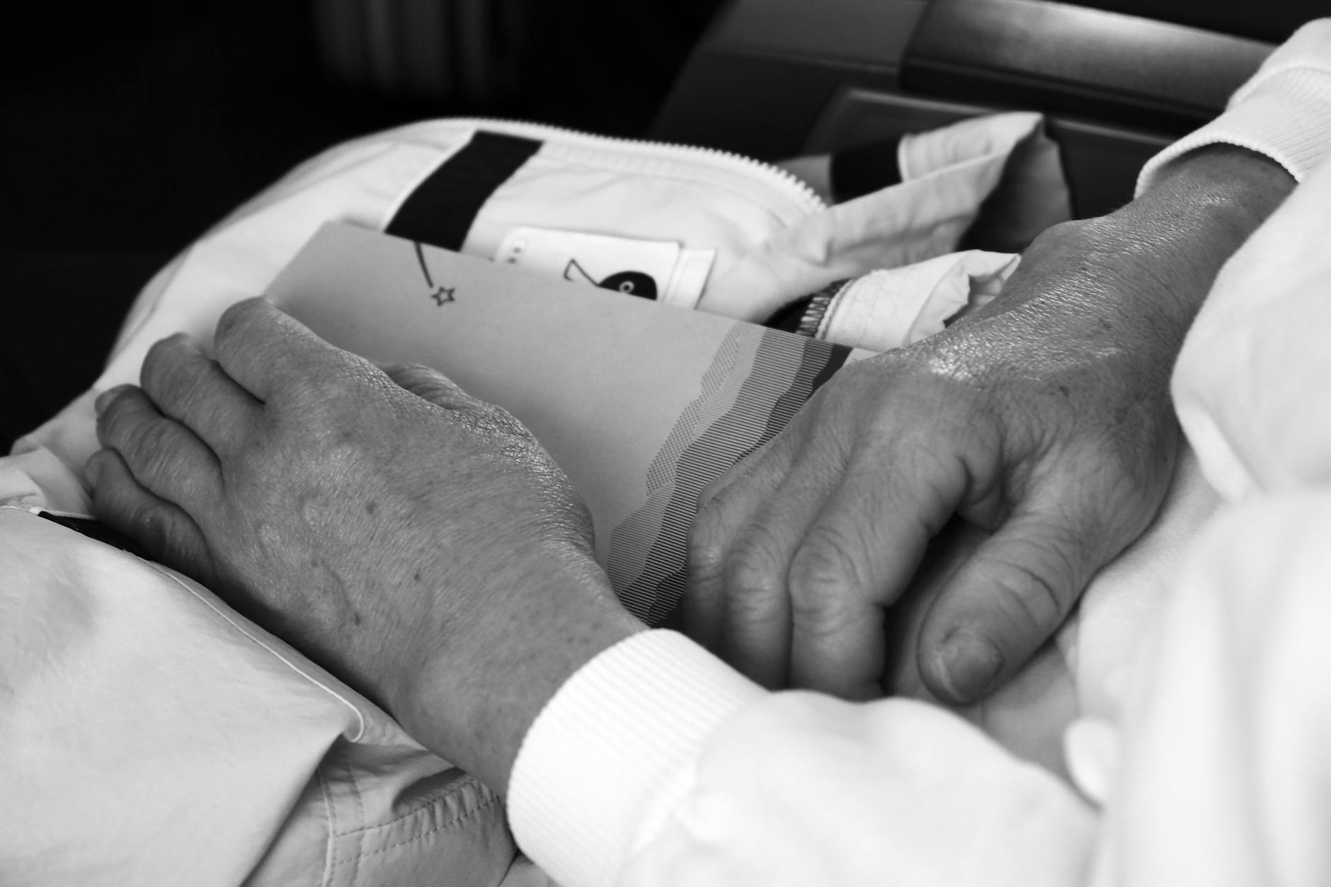 Người xem ghi chú thông tin trận đấu trên điện thoại và sổ tay